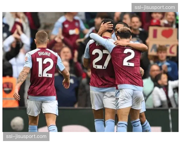 特写：绝杀后，阿斯顿维拉球员集体奔向场边与教练埃梅里庆祝